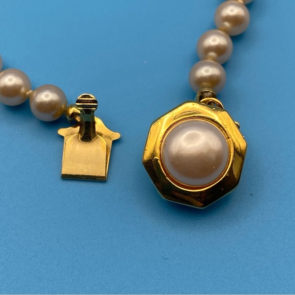 Vintage Gold Tone Faux Pearl Bracelet - Picture 4 of 5